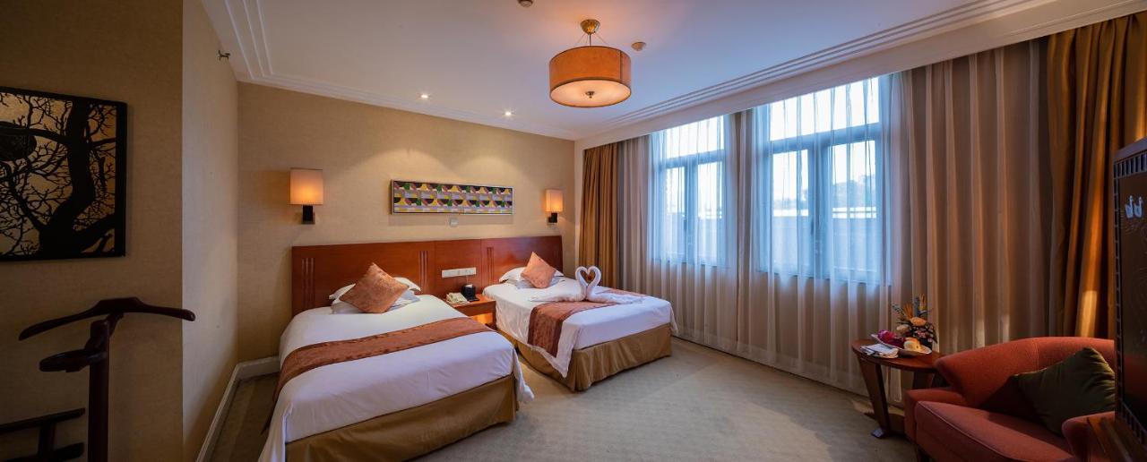 Broadway Mansions Hotel - On The Bund Shanghai Esterno foto